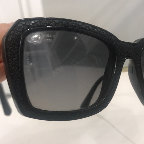 Fabulous Chanel polarized shades! Black and gold perfection! - Picture 4 of 10